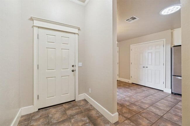 Building Photo - 16413 Village Green Dr