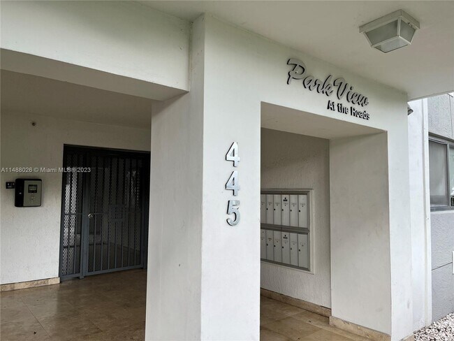 Foto del edificio - 445 SW 11th St
