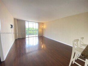 Building Photo - 3401 N Country Club Dr
