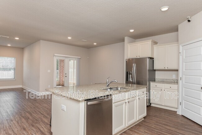 Foto del edificio - 7584 Burnside Lp