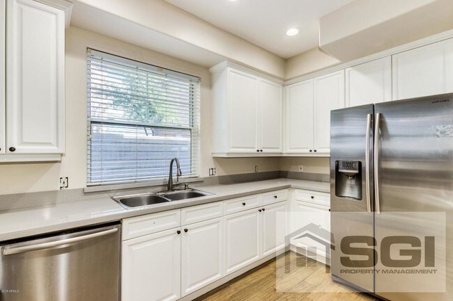 Foto del edificio - GORGEOUS 5 BEDROOM TEMPE RENTAL HOME READY...