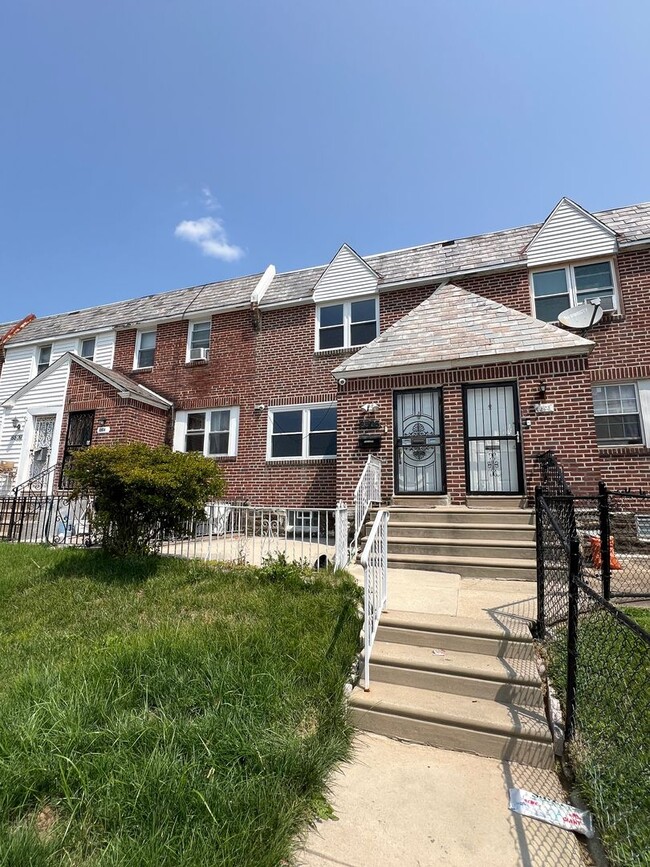 Building Photo - Stunning 3-Bedroom Townhome with Finished ...