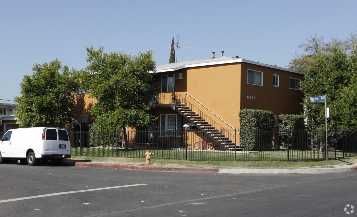 Primary Photo - 11800 Hart St