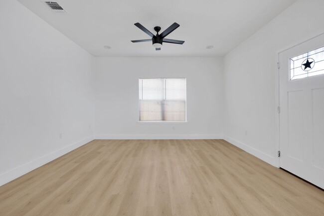 Building Photo - Beautiful Rental in Dignowity Hill!
