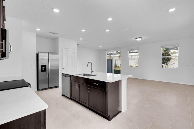 Foto del edificio - 16362 Bird of Paradise Ave