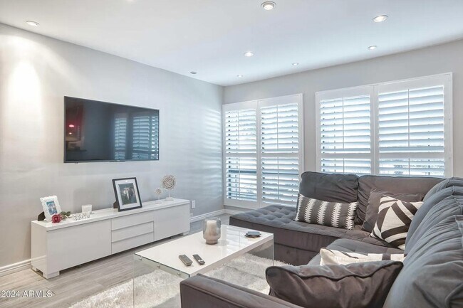 Foto del edificio - 1-bedroom unit offers soaring ceilings, a bright open layout