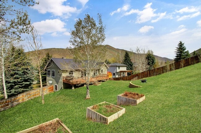 Building Photo - Spacious Home on Elevated Lot in Bellevue'...