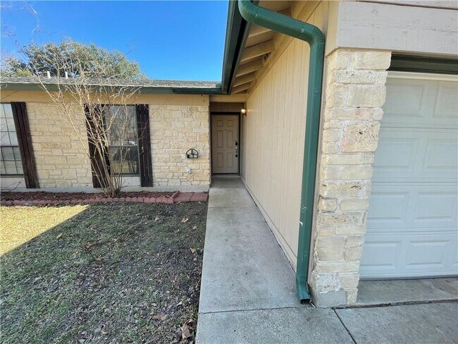 Foto del edificio - 2002 Holly Springs Dr