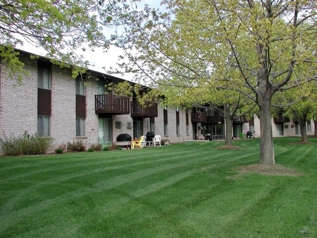 Building Photo - Marquette Highland Apts, LLC