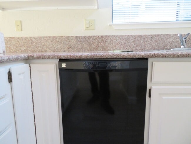 Building Photo - 3 bedroom, 2 bathroom in Scotts Valley