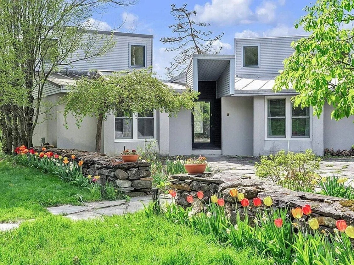 Foto principal - 148 E Hill Rd