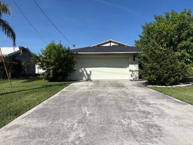 Foto del edificio - Charming 2-Bedroom Home in Prime Cape Cora...