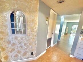 Building Photo - 2202 S Cypress Bend Dr