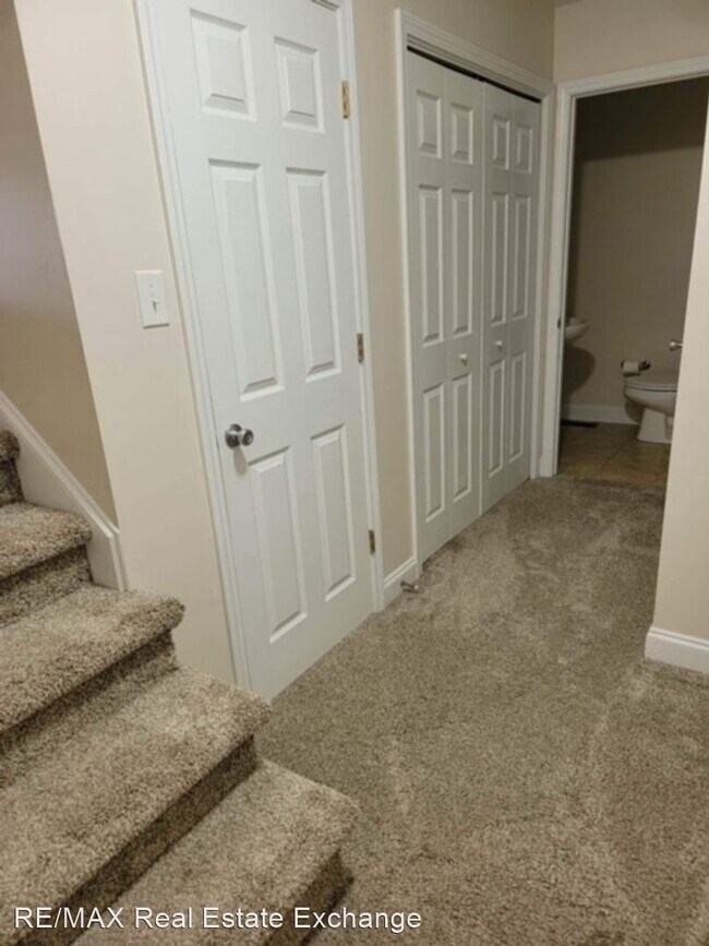 Building Photo - 4 br, 2.5 bath House - 628 Amberdale Circle W