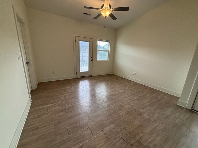 Building Photo - 1717/19 Hickory Creek