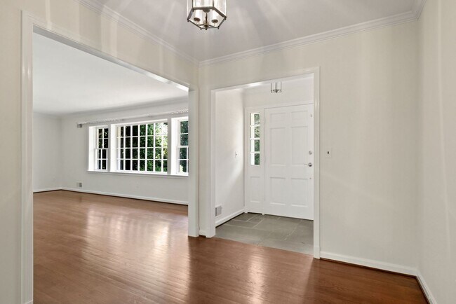 Foto del edificio - 3 Bed 3 Bath - Potomac Falls Rambler - 2 Car Garage