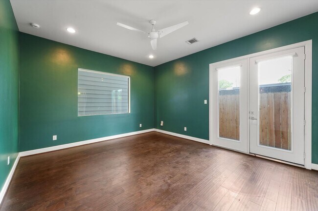 Building Photo - Stunning Freestanding Home with Soaring Ce...