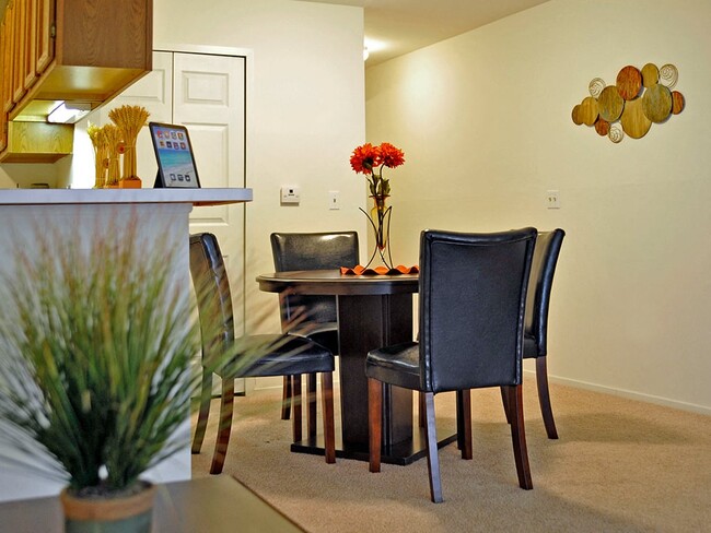 Dining Area - LakePointe Apartments