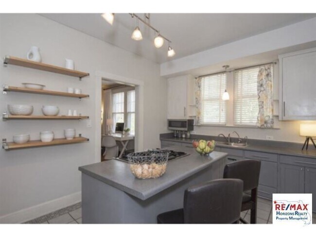 Building Photo - Incredible East Hill Cottage!