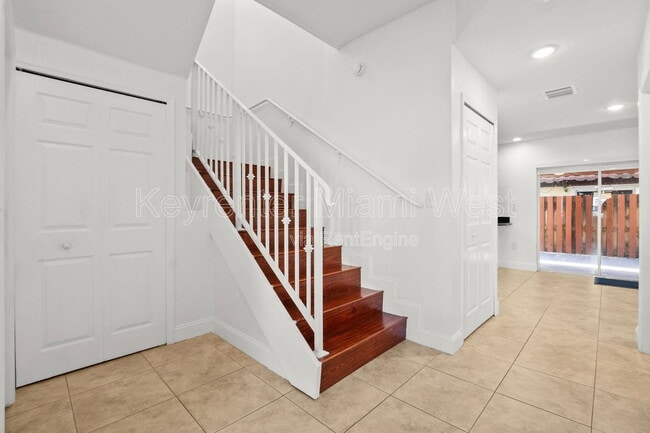 Foto del edificio - 7422 NW 182nd St