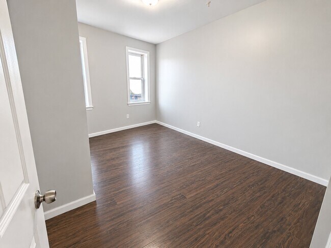 Foto del edificio - 812 Clinton Ave