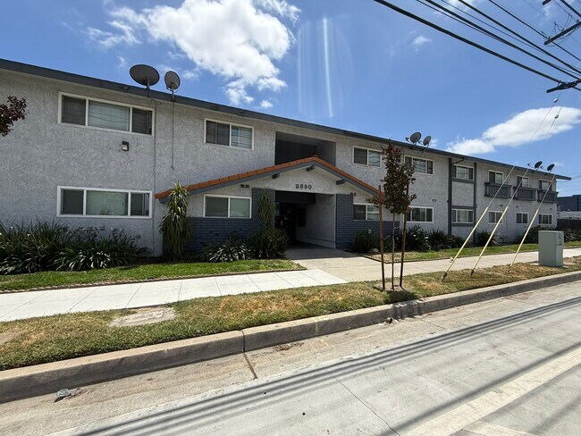 Foto del edificio - 2890 E Artesia Blvd
