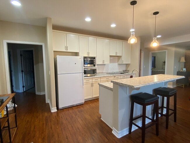Building Photo - 220 Eagle Pines Dr
