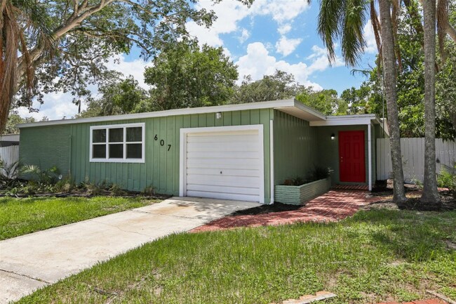 Building Photo - 607 E River Dr