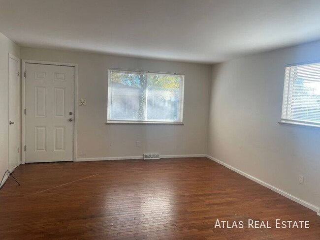 Building Photo - 3 Bed 1 1/2 Bath Apartment in Arvada!