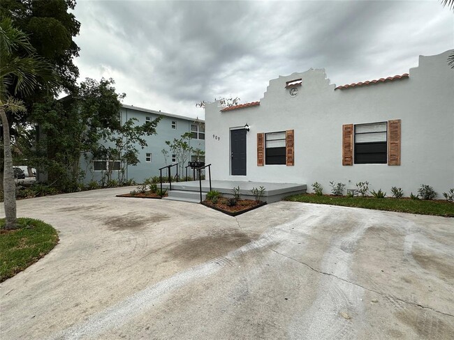Building Photo - 909 N F St