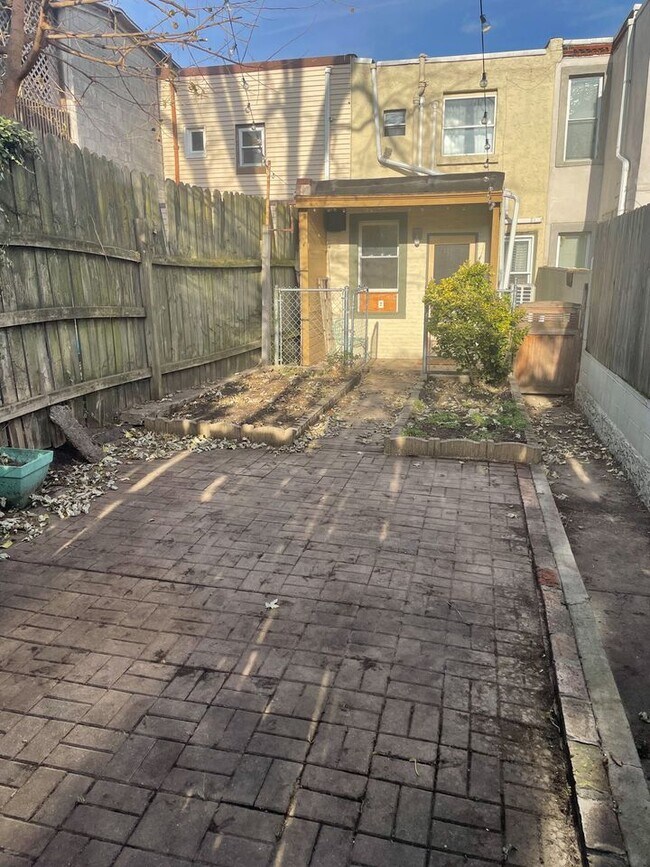 Fenced in, private yard - 2955 Chatham St
