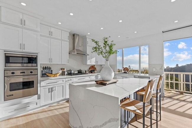 Building Photo - 2019 Sunset Plaza Dr