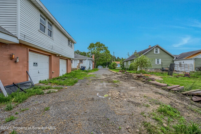 Building Photo - 664 Laurel Dr