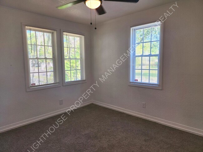 Foto del edificio - Charming 2 Bedroom Home With Sunroom And Storage
