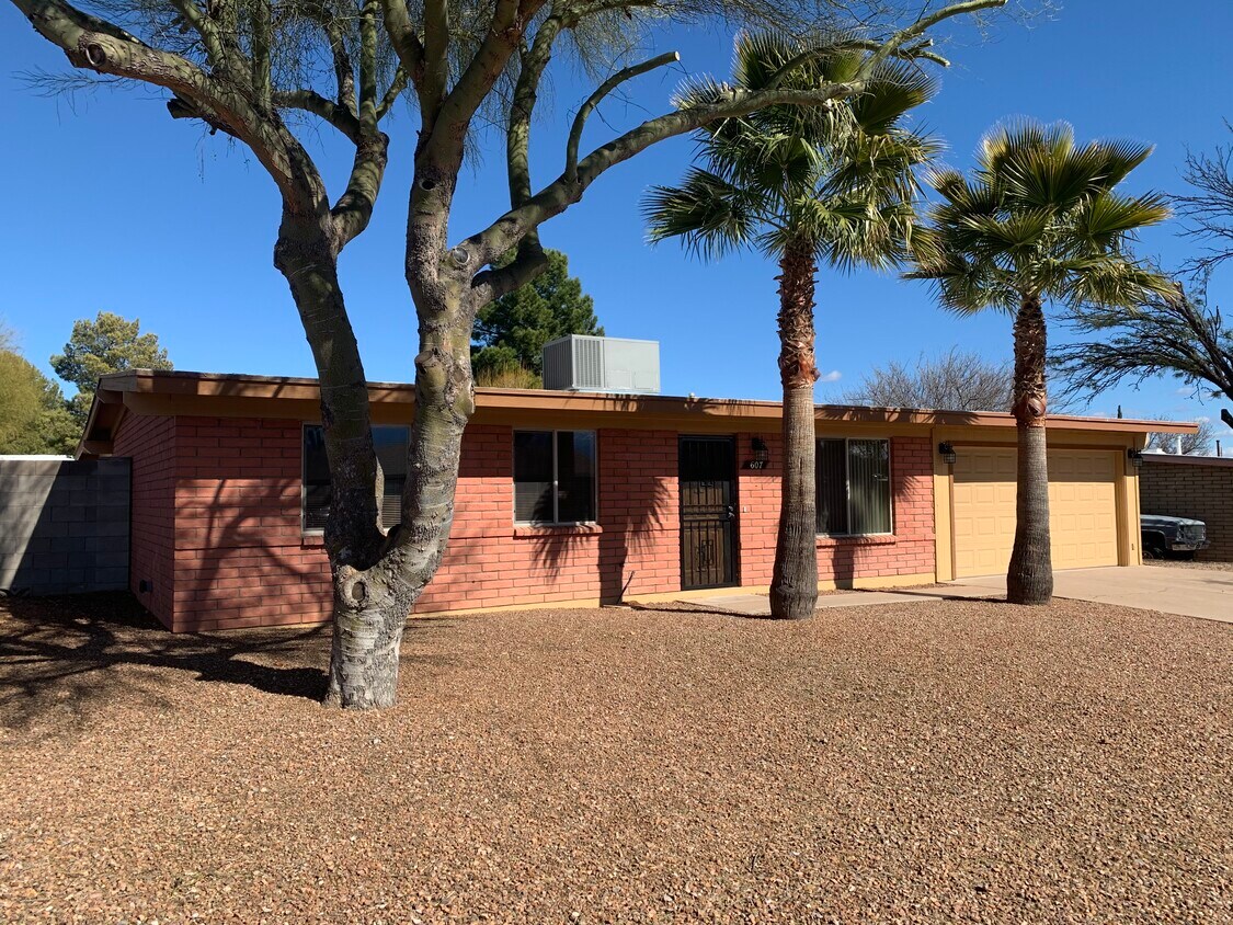 Front yard - 607 N De Medici Pl
