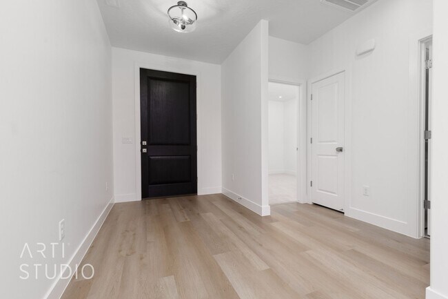 Foto del edificio - Brand New 3 Bed / 2 Bath Duplex – Modern L...
