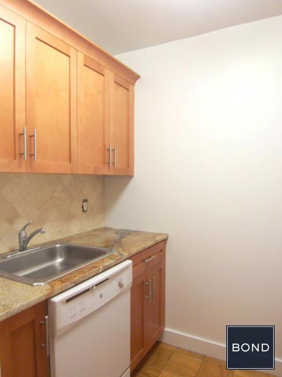 Building Photo - 204 E 77th St