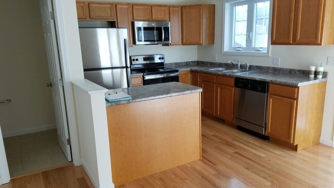 Building Photo - 2 Bedroom 1 1/2 Bath Condo