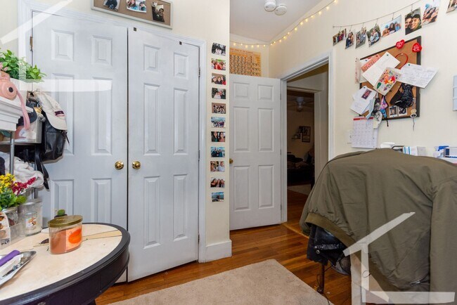 Foto del edificio - Gorgeous, must-see 4-bed, 2-bath spacious Brookline unit right near BU