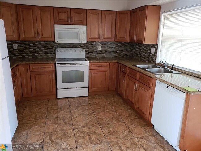 Foto del edificio - 6360 NW 25th Ct