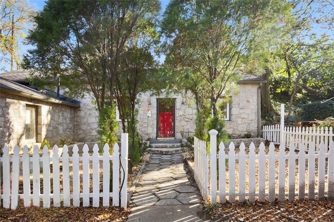 Building Photo - 653 Somerset Terrace NE