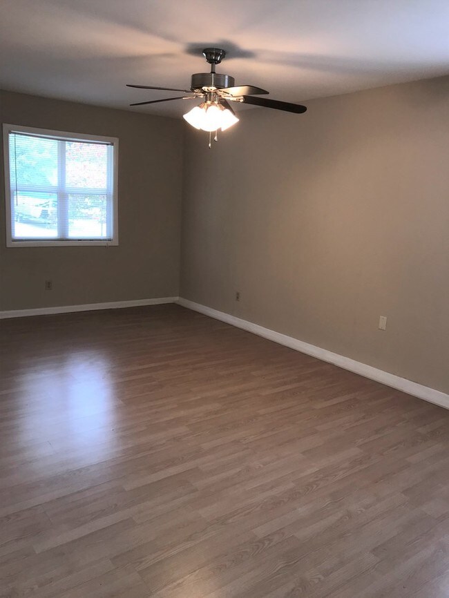 Building Photo - JUST LISTED!  FANTASTIC LOCATION!
