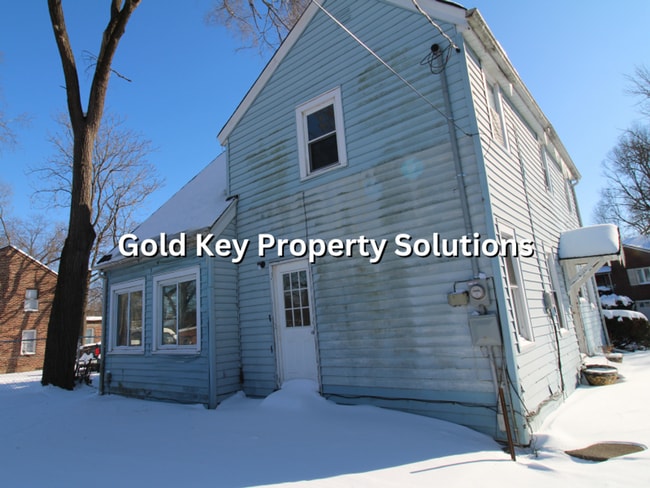 Foto del edificio - Spacious 3 BR 1 BA House with Dining Room and Basement (NO SECTION 8)