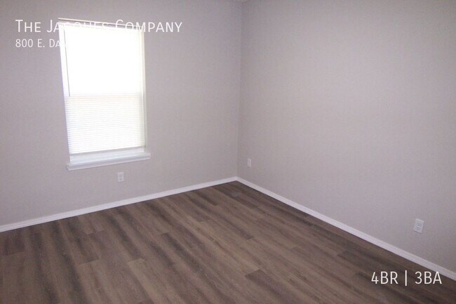 Foto del edificio - 800 E Daniels St