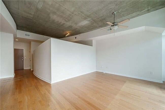 Building Photo - 1 bdrm, 1 bath condo with large private patio. Pool and gym on site!
