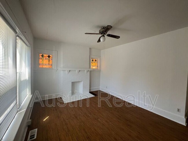 Foto del edificio - 4443 Pershing Ave