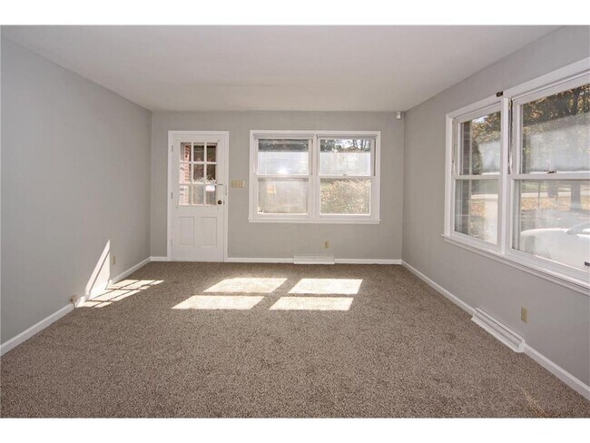 Building Photo - 570 W Oak St