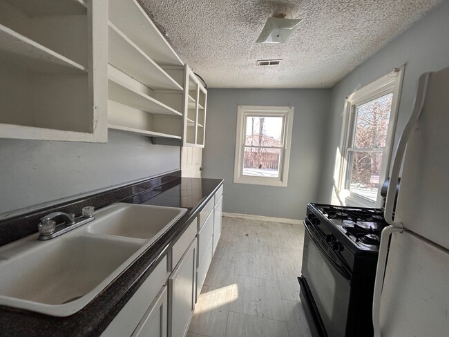 Building Photo - Cute 3 Bed 1 Bath Home -SECTION 8 APPROVED!