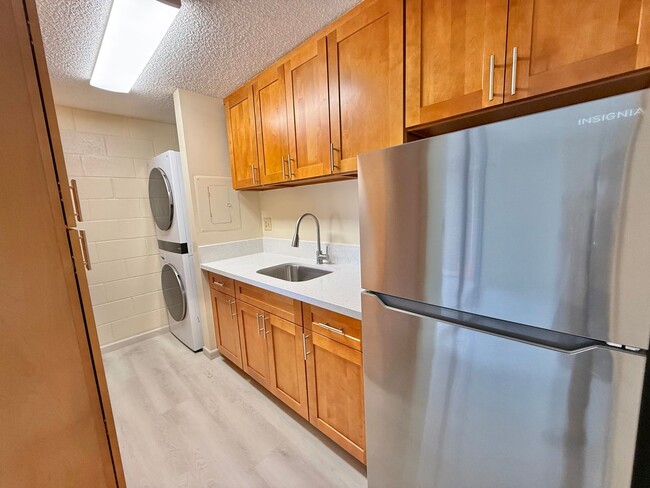 Building Photo - Luna-Liho Towers - fully renovated, washer...