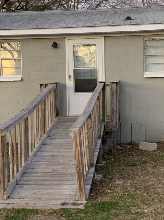 Building Photo - C&S 303 W Donnie Jones DR
